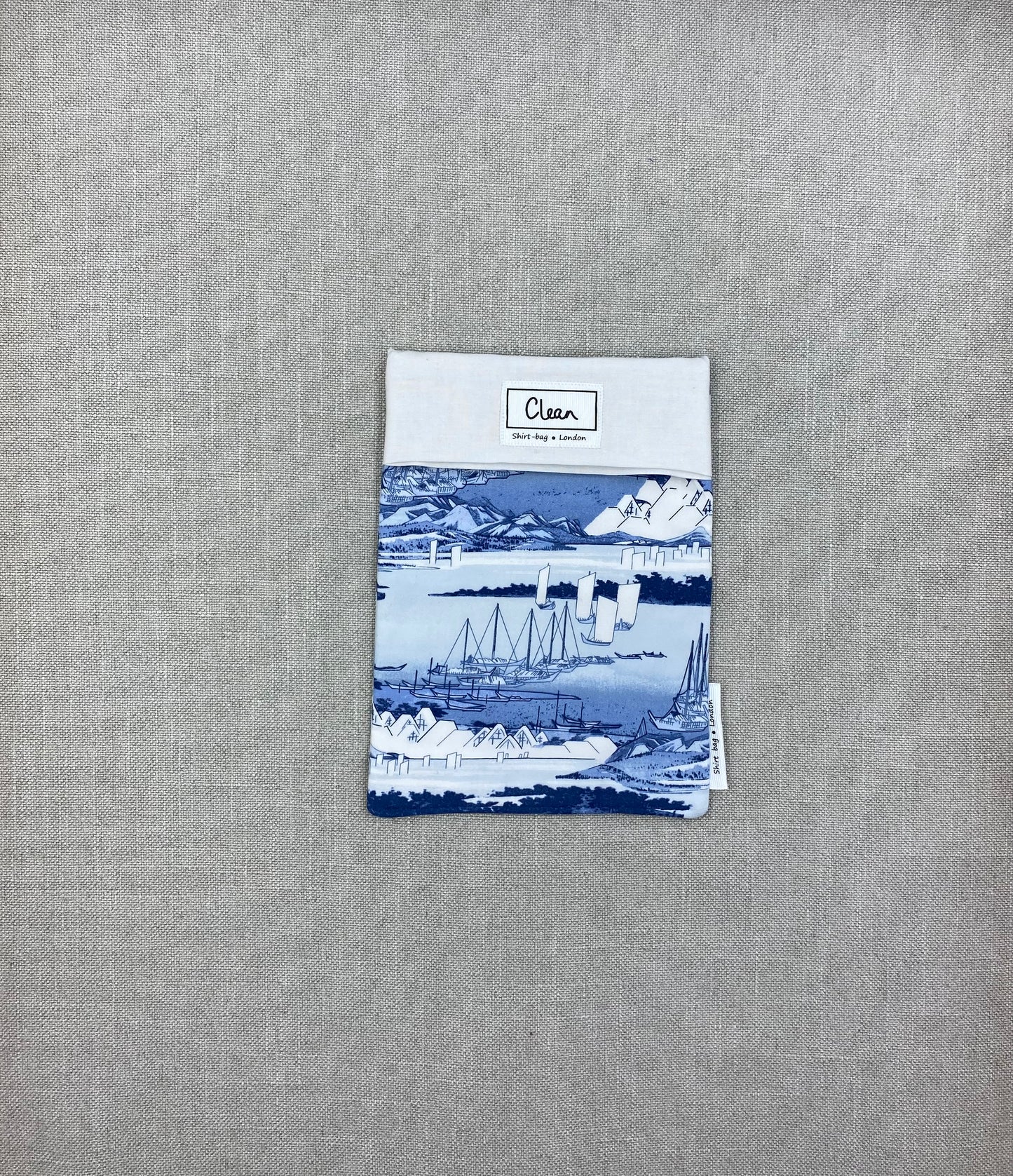 Navy boats on white with white top - small